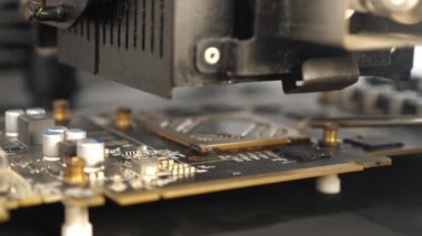 Kızılötesi lehimleme istasyonu kurulumu ve GPU çip bozma işlemi. Bilgisayar ekipmanlarının bakımı ve onarımı.