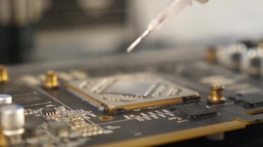 GPU çipinin lehimlenmemesi için video kartı ve kızılötesi lehim istasyonu hazırlama.