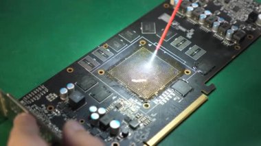 GPU çipi için temas grubunu temizliyorum. Bilgisayar ekipmanlarının bakımı ve onarımı.