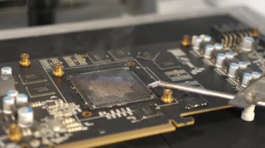 Kızılötesi lehimleme istasyonu kullanan yeni lehimlenmiş GPU çipli bir video kartı. Bilgisayar ekipmanlarının bakımı ve onarımı.
