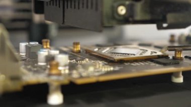 Kızılötesi lehimleme istasyonu kurulumu ve GPU çip bozma işlemi. Bilgisayar ekipmanlarının bakımı ve onarımı.