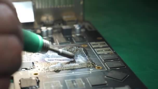 Membersihkan Kelompok Kontak Untuk Chip Gpu Pemeliharaan Dan Perbaikan Peralatan — Stok Video