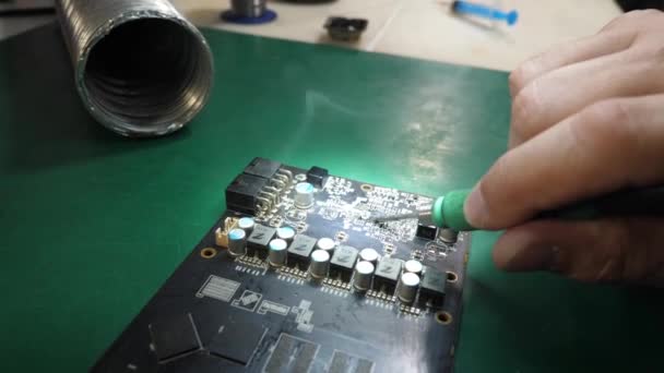 Desolando Chip Usando Ferro Solda C210 Manutenção Reparação Equipamento Informático — Vídeo de Stock