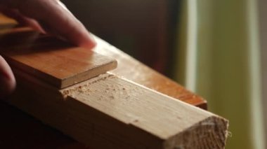 Tahta testereyle kesilir. Marangozluk işe yarıyor. Tahtayla çalışmak için bir araç.