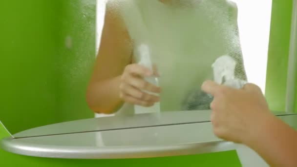 Uma Mulher Lava Espelho Com Pano Detergente Tpc Limpeza Casa — Vídeo de Stock