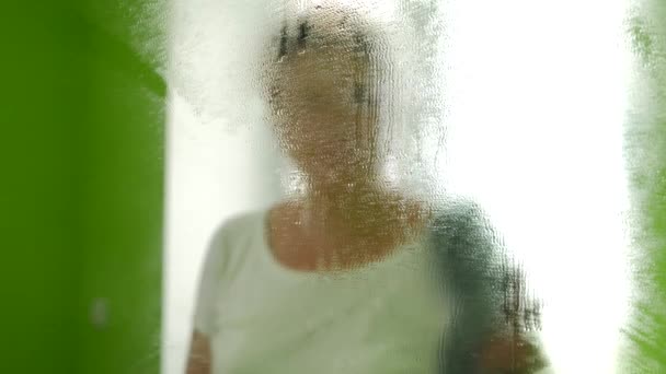 Uma Mulher Lava Espelho Com Pano Detergente Tpc Limpeza Casa — Vídeo de Stock