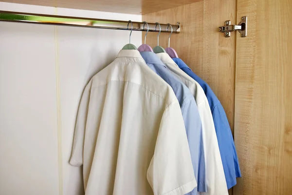 Overhemden Voor Gewone Mannen Hangen Aan Een Hanger Kast — Stockfoto