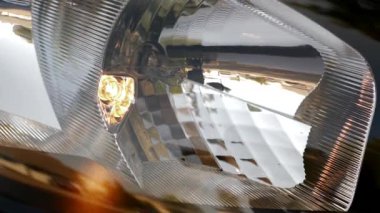 Motor kapatıldıktan sonra arabanın ampulü otomatik olarak yanar..