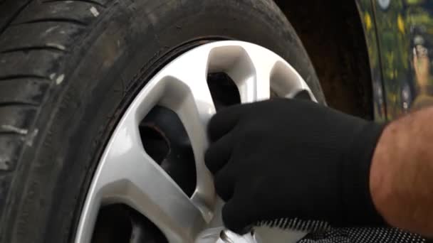 汽车的轮圈上有一顶装饰帽 汽车的保养和保养 — 图库视频影像