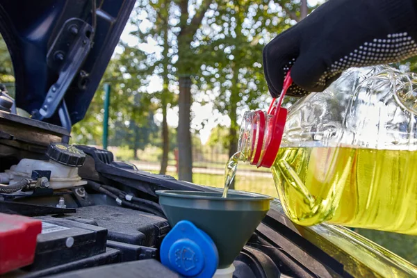清洗挡风玻璃的液体倒入合适的容器中 汽车的保养和保养 — 图库照片