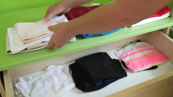 Les Vêtements Sont Mis Dans Placard Les Devoirs Lavage Repassage — Video