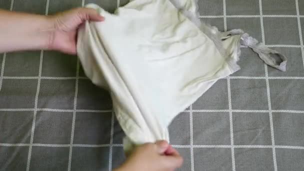 Ein Weiß Verwaschenes Shirt Ist Fein Säuberlich Gefaltet Hausaufgaben — Stockvideo