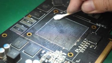 GPU çipi için temas grubunu temizliyorum. Bilgisayar ekipmanlarının bakımı ve onarımı.
