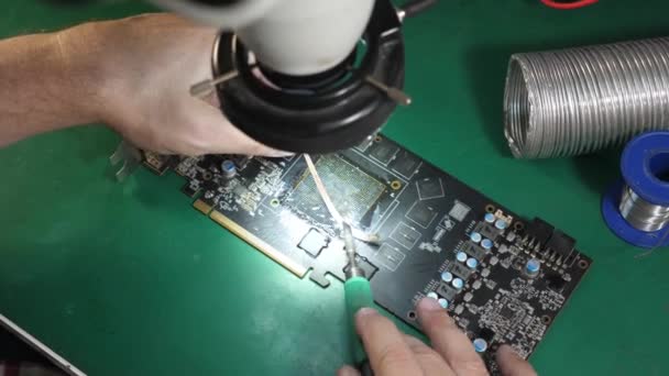 Limpando Grupo Contato Para Chip Gpu Manutenção Reparação Equipamento Informático — Vídeo de Stock