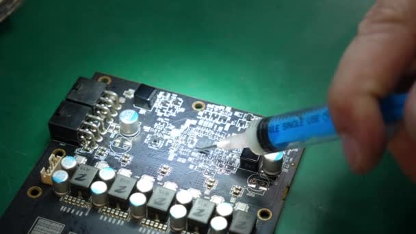 Desolering Chipet Med Hjälp C210 Lödkolv Underhåll Och Reparation Datorutrustning — Stockvideo