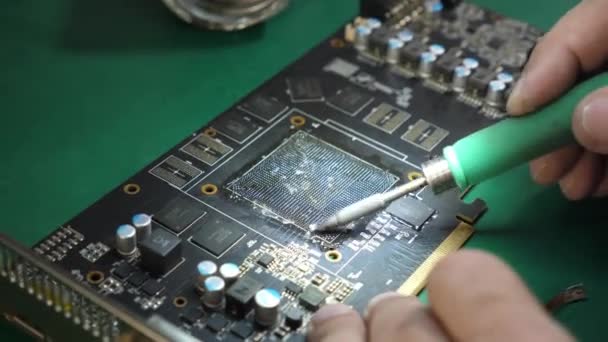 Limpando Grupo Contato Para Chip Gpu Manutenção Reparação Equipamento Informático — Vídeo de Stock