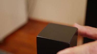Yüzeyleri hasardan korumak için, kendi kendine yapıştırıcı pedi masanın bacağına yapıştırılır. Mobilyaların kurulumu ve ayarlanması.