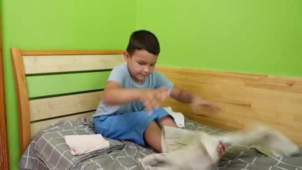 Αγόρι Διπλώνει Προσεκτικά Ρούχα Του Εργασία Ρούχα Για Πλύσιμο Σιδέρωμα — Αρχείο Βίντεο