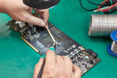 GPU çipini lehimlemek için video kartın iletişim grubunu temizliyorum. Lehim demiri C245. Bilgisayar ekipmanlarının bakımı ve onarımı.