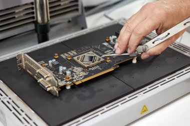GPU çipinin lehimlenmemesi için video kartı ve kızılötesi lehim istasyonu hazırlama.