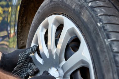 Araba diskine plastik bir fiş takılmış. Otomatik aksesuarlar. Arabaların bakımı ve bakımı.