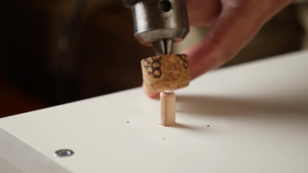 Bohren Sie Löcher Für Die Befestigung Von Möbelbeinen Schrankmöbel Montieren — Stockvideo