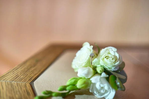 Een Witte Roos Een Trouwring Voorbereiding Van Het Huwelijksfeest — Stockfoto
