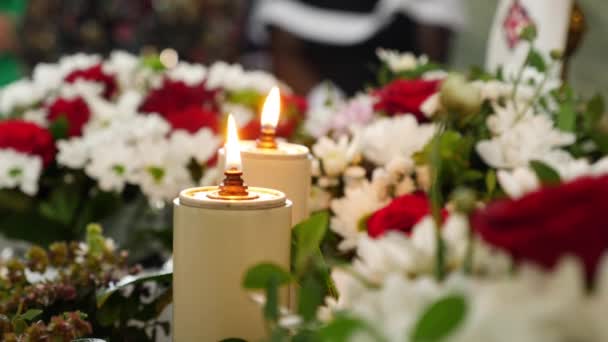 Dans Église Deux Bougies Brûlent Sur Trône Parmi Des Bouquets — Video