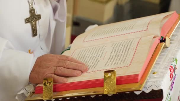 Tijdens Dienst Leest Priester Het Evangelie Feestdienst — Stockvideo