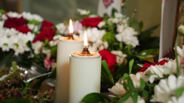 Kilisede Tahtta Iki Mum Yanar Çiçek Buketlerinin Arasında — Stok video