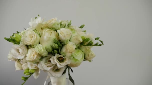 Ένα Μπουκέτο Λευκά Τριαντάφυλλα Ένα Βάζο Στο Τραπέζι Προετοιμασία Για — Αρχείο Βίντεο