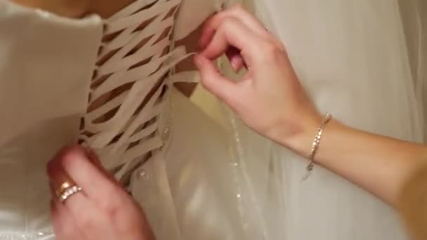 Друг Нареченої Допомагає Одягнути Весільну Сукню Зав Язуючи Шнурки Спині — стокове відео