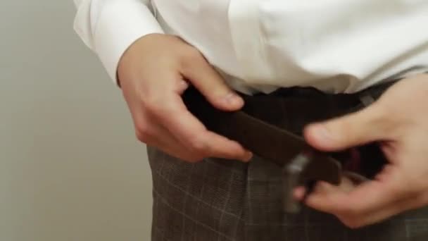 Uomo Stringe Cintura Sui Pantaloni Accessorio Maschile Alla Moda — Video Stock