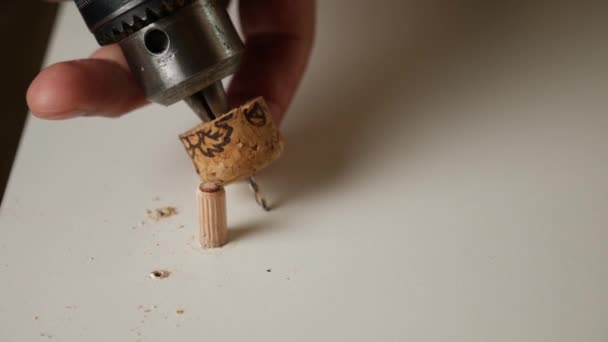 Bohren Sie Löcher Für Die Befestigung Von Möbelbeinen Schrankmöbel Montieren — Stockvideo