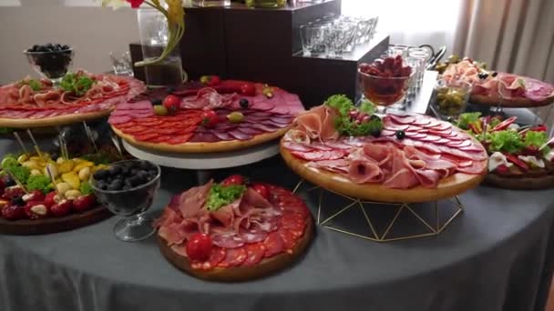 Buffet Festivo Con Platos Carne Aperitivo Con Salchichas Carnes Ahumadas — Vídeos de Stock