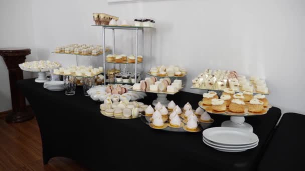 Γλυκά Μπισκότα Απλώνονται Και Τραπέζι Του Μπουφέ Είναι Διακοσμημένο — Αρχείο Βίντεο