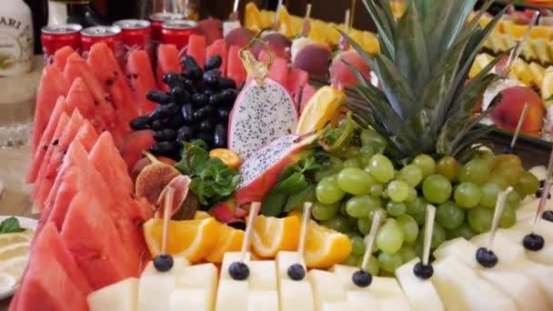 お祝いフルーツビュッフェ ビュッフェテーブルのデコレーション ブドウ パイナップル オレンジ その他のフルーツ — ストック動画