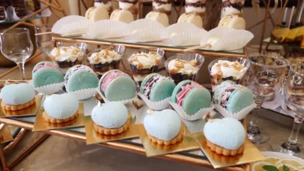 Γλυκά Μπισκότα Απλώνονται Και Τραπέζι Του Μπουφέ Είναι Διακοσμημένο — Αρχείο Βίντεο