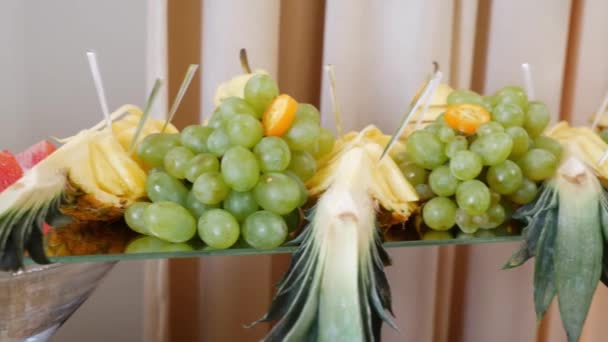 Bayramlık Meyve Büfesi Açık Büfe Masasının Dekorasyonu Üzüm Ananas Portakal — Stok video