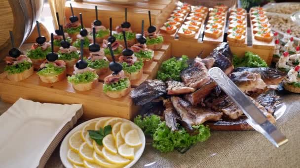 Buffet Festivo Com Pratos Carne Sanduíches Com Banha Salsicha Aperitivo — Vídeo de Stock