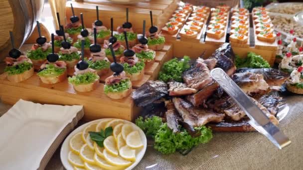 Feestelijk Buffet Met Vleesgerechten Broodjes Met Reuzel Worst Appetizer Met — Stockvideo