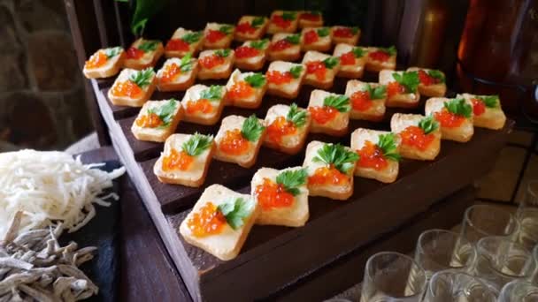 Buffet Festivo Con Sándwiches Con Caviar Rojo Aperitivos Sabrosos Abundantes — Vídeos de Stock
