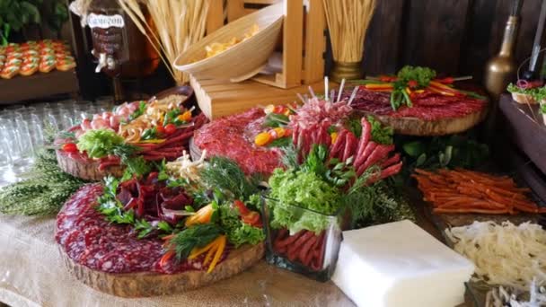 Buffet Festivo Con Piatti Base Carne Antipasto Con Salsiccia Affumicati — Video Stock