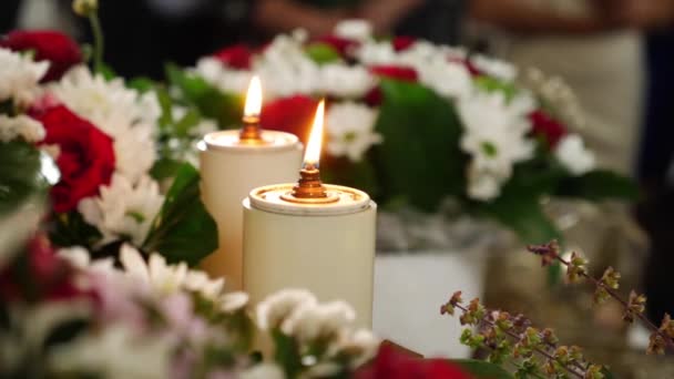 Kilisede Çiçek Buketlerinin Arasında Tahtta Iki Mum Yanar Tapınağın Içi — Stok video