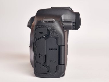Dijital aynasız kamera, konnektörlerin yan görüntüsü. Mikrofon, kulaklık, HDMI, USB, uzaktan kumanda.