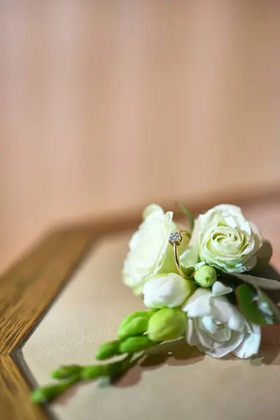 Een Witte Roos Een Trouwring Voorbereiding Van Het Huwelijksfeest — Stockfoto