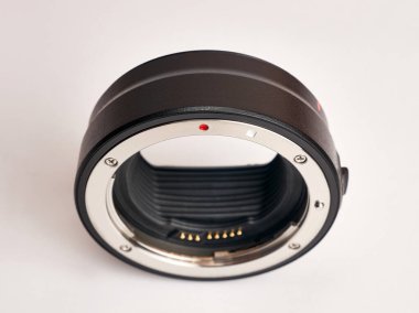 Bir sistemden diğerine lensler için kontak grubuyla bağlanma adaptörü. Farklı markaları birleştirme teknolojileri.