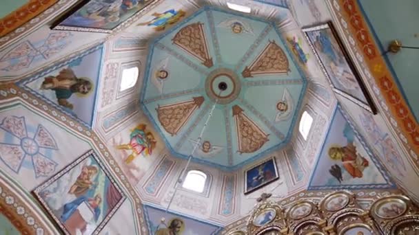 Wnętrze Architektura Cerkwi Prawosławnej Malarstwem Ikonostazą Panikadylo — Wideo stockowe