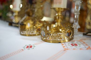 Kilise düğünleri. Kilisede düğün töreni..                             