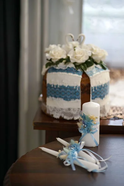 Ceremoniële Kaarsen Een Brood Tafel Voorbereiding Van Het Huwelijksfeest — Stockfoto